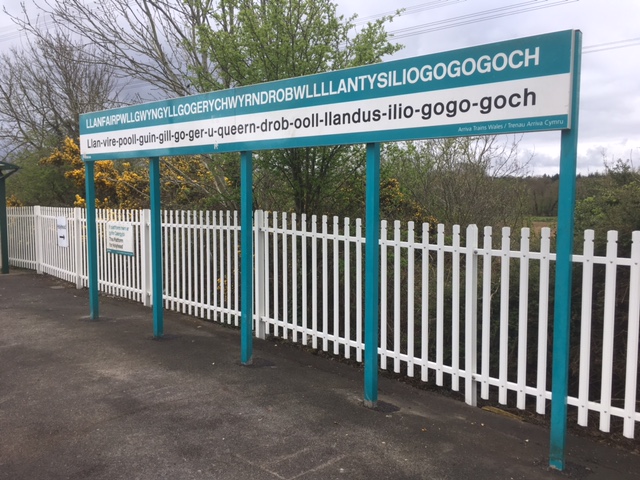 Llanfairpwllgwyngyllgogerychwyrndrobwllllantysiliogogogoch, Anglesey